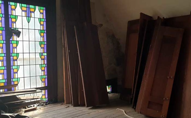 29 zaal vliering-met bovenste deel van glas in lood en oude preekgestoelte in delen